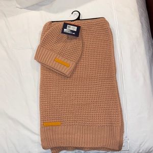 NWT French Connection Hat & Scarf Set DUPNK color